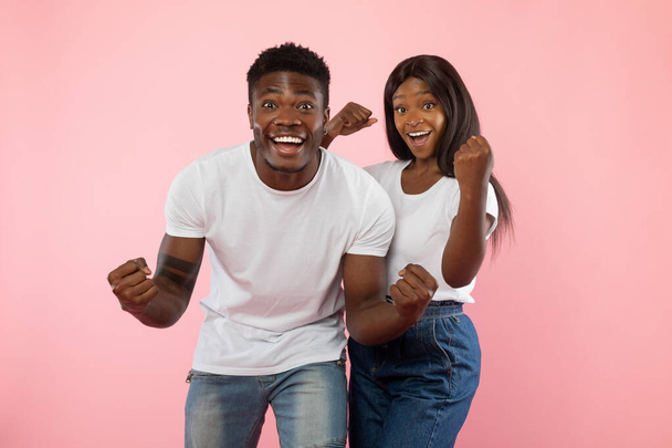 Ritratto di giovane coppia nera eccitata che stringe pugni stretti - Foto, immagini
