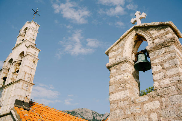 Deux vieux clochers en pierre avec cloches contre le ciel - Photo, image