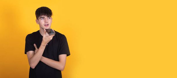 tizenéves fiú küld hangüzenetet mobiltelefon elszigetelt - Fotó, kép