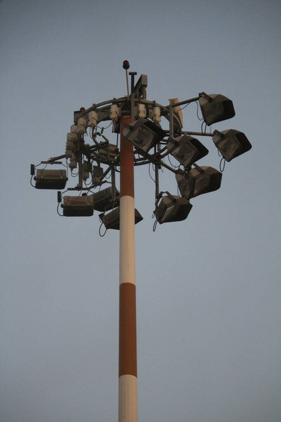 Воспоминательное изображение столба с системой освещения аэропорта - Фото, изображение