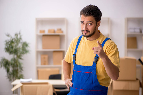 Fiatal férfi vállalkozó otthoni áthelyezéssel - Fotó, kép