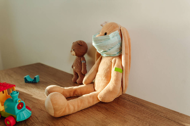 Puha játék nyuszi orvosi ragtapasszal a vállán injekció után - Fotó, kép