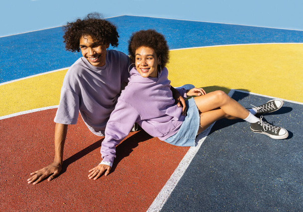 Afrikai amerikai fiatal pár társkereső szabadban, színes és modern városi háttér - Pasi és barátnő stílusos és hűvös városi ruhák kötés szabadban - Fotó, kép