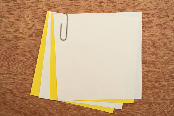 Useita lajiteltu kokoelma Office Paperi valokuva kynät kynät Muistilehtiöt Notebook Hallitsija nitoja sakset Clippers Paperi leikkeet Holders Leikepöydälle - Valokuva, kuva