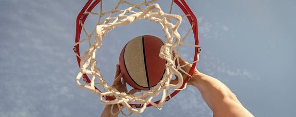 mano y baloncesto. clavado en la cesta. slam dunk en movimiento. jugador profesional. - Foto, Imagen