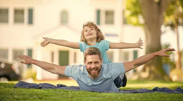 día libre de padre feliz con el niño relajarse juntos en la hierba verde parque, cuidado de niños - Foto, Imagen