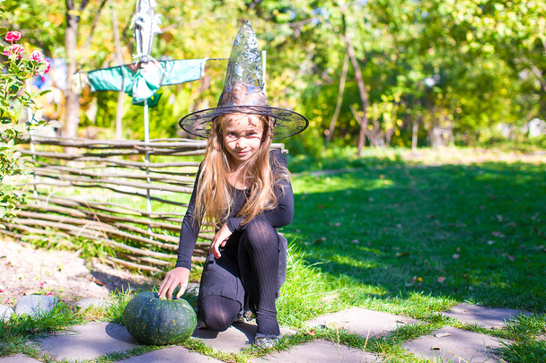 mutlu küçük kız jack pumpkin.trick ya da şeker ile halloween kılık - Fotoğraf, Görsel