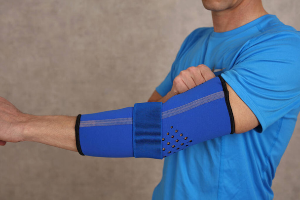 Man doing warming up exericeses : Elbow joint injury rehabilitation concept - Fotografie, Obrázek