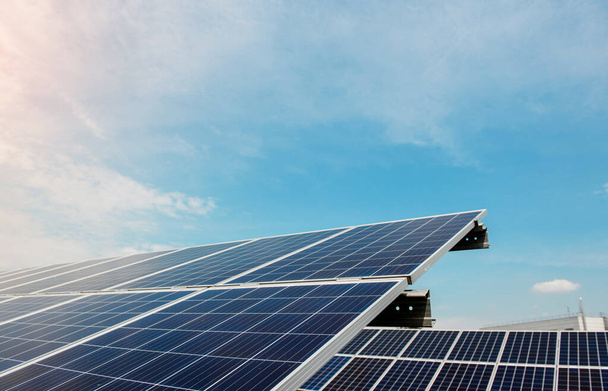 Photovoltaikanlage. Photovoltaik-Sonnenkollektoren vor blauem Himmel. Rettet das Planetenkonzept. Grünes Energiekonzept. Solarindustrie - Foto, Bild