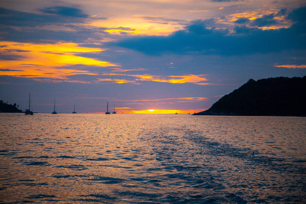 Плавучі човни під час заходу сонця на мисі Промтхеп на півострові Пхукет (Таїланд). - Фото, зображення