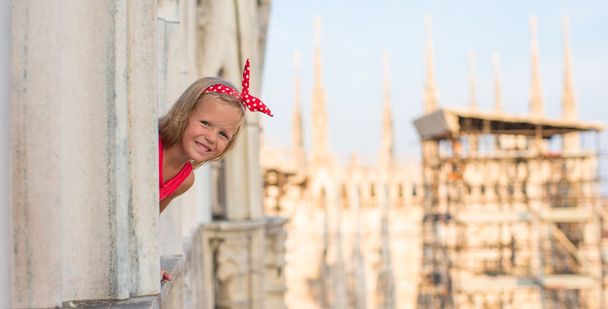 ドゥオーモ、ミラノ、イタリアの屋上上のかわいい女の子 - 写真・画像