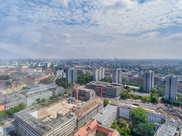 Widok z lotu ptaka na panoramę Berlina z drona w sezonie letnim z zabytkami miasta i błękitnym niebem - Zdjęcie, obraz
