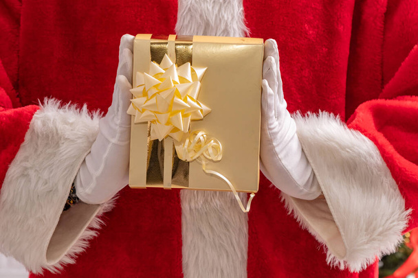 Mikołaj ręka z prezentem świątecznym - Zdjęcie, obraz