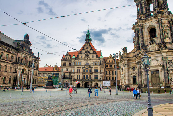 DRESDEN, NĚMECKO - 14. června 2016: Scénický pohled na centrální náměstí v Drážďanech s hlavními památkami a turisty - Fotografie, Obrázek