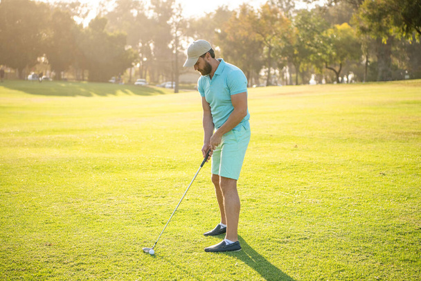 urheilullinen mies pelaa golfia vihreällä ruoholla, urheilupeli - Valokuva, kuva
