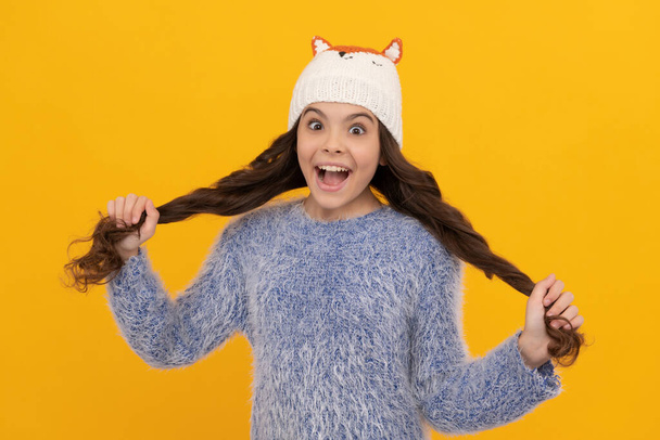 冬のファッション。帽子に巻き毛の幸せな子供を驚かせました。女性ファッションモデル。ティーン女の子 - 写真・画像