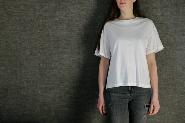 Woman wearing white blank t-shirt with space for your logo, mock up or design indoors - Foto, afbeelding