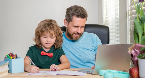 Evde eğitim ve para kazanmak. Okula dönüyorum. baba ve oğul evde bilgisayar kullanıyorlar.. - Fotoğraf, Görsel