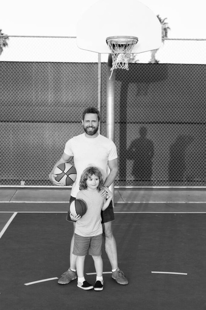 Isä ja poika pelaavat koripalloa. Onnellinen isien päivä. Onnellinen perhe Isä ja lapsi pelata koripalloa. - Valokuva, kuva