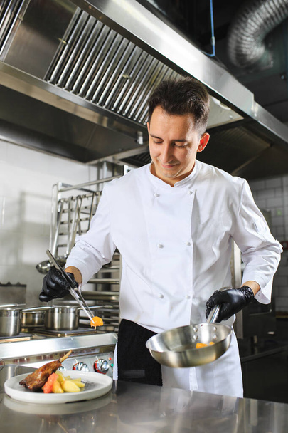 Chef-kok bereidt schotel in de keuken. Decoratie Schotel - Foto, afbeelding