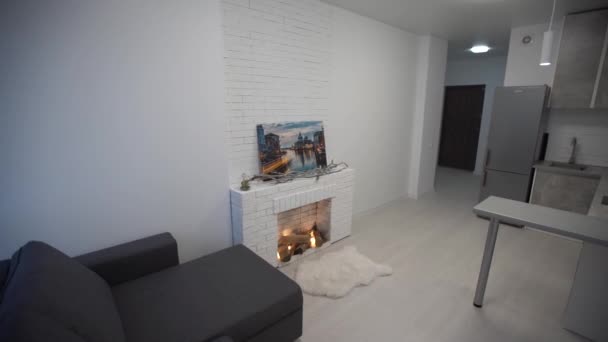 Τελειώνοντας επισκευές σε ένα μικρό δωμάτιο σε ένα νέο διαμέρισμα στο πάτωμα είναι αξεσουάρ - Πλάνα, βίντεο