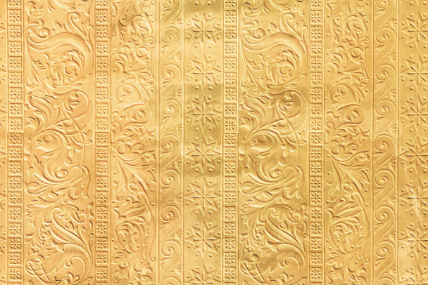 Золотий рельєфний текстурований матеріал порожній для вашого повідомлення або використання як текстури
 - Фото, зображення