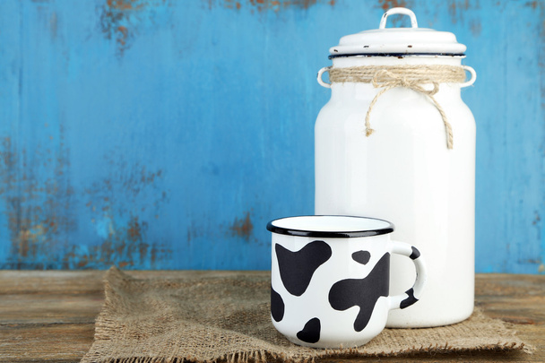 Retro can for milk and mug of milk - Fotoğraf, Görsel