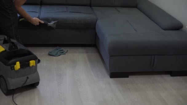 Чоловік хімчистки працівник прибирає диван з професійним методом видобутку
 - Кадри, відео