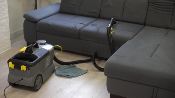 Usunięcie zanieczyszczeń z sofa z tapicerki czystsze, zbliżenie - Materiał filmowy, wideo