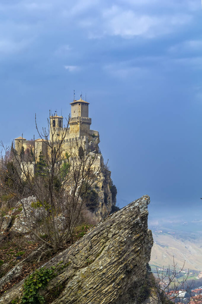 Ensimmäinen torni tai linnoitus Guaita on vanhin kolmesta tornista rakennettu Monte Titano, ja tunnetuin. Se rakennettiin 1100-luvulla. San Marino - Valokuva, kuva