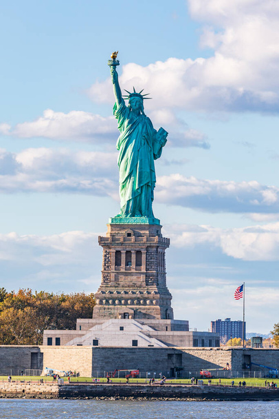 自由の島,ニューヨーク市,アメリカ.ニューヨーク港から見た自由の女神像. - 写真・画像