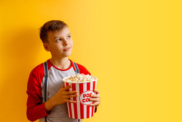 Baner ze szczęśliwym chłopcem uśmiechającym się z wiadrami popcornu - Zdjęcie, obraz