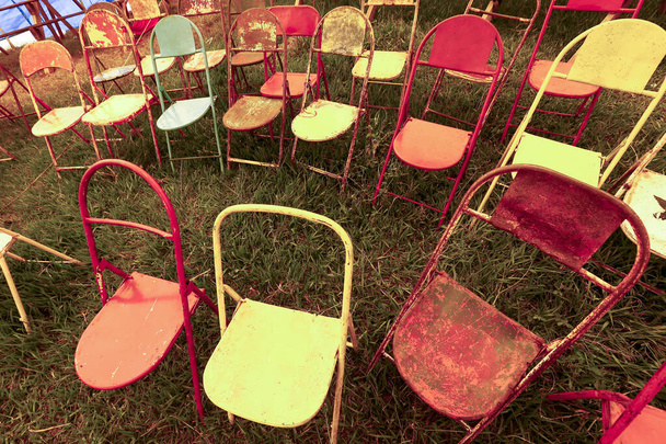 Аудиторія бродячого цирку з порожнім кріслами в сільській місцевості в Бразилії - Фото, зображення