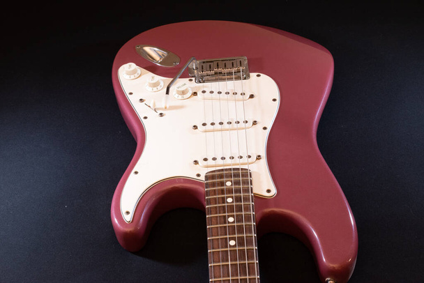 Vaduz, Lihtenştayn, 11 Ocak 2022 Nadir bulunan bir Stratocaster ABD elektro gitarının çekimi. 1995 'te Burgundy Sis renginde üretilmiş. - Fotoğraf, Görsel