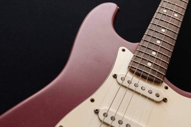 Vaduz, Liechtenstein, 11 gennaio 2022 Product shot of a rare Stratocaster USA electric guitar crafted 1995 in the color burgundy mist - Foto, immagini