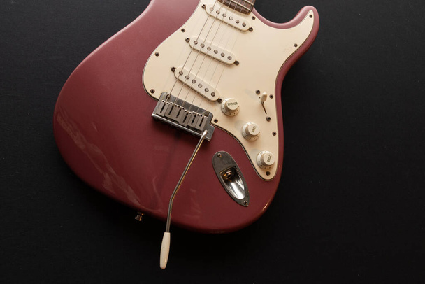 Vaduz, Liechtenstein, 11 gennaio 2022 Product shot of a rare Stratocaster USA electric guitar crafted 1995 in the color burgundy mist - Foto, immagini