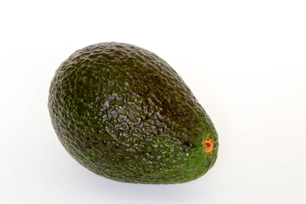Chiudi di avocado, frutta ad alto contenuto di grassi, isolata su fondo bianco - Foto, immagini