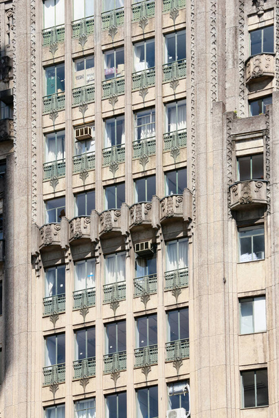 Sao Paulo, Brezilya 'daki Banco Sao Paulo' nun eski binasının cephesi. - Fotoğraf, Görsel