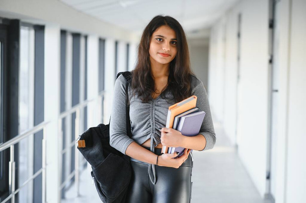 pretty indian college girl at the University. - Foto, Bild