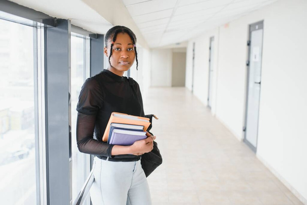 Portret szczęśliwej afrykańskiej studentki amerykańskiej - Zdjęcie, obraz