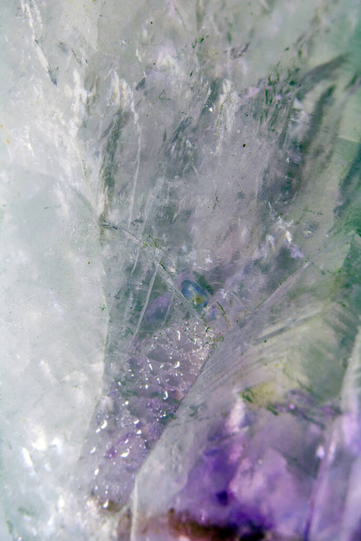Um close de pedra de cristal semi-preciosa com bordas espirituais irregulares - Foto, Imagem