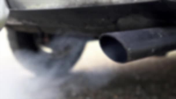 Zeitlupe und defokussierte Schuss Verbrennungsabgase aus dem Auspuff des Autos, die stark von Rauch. Giftiges Kohlenmonoxid im Straßenverkehr, Luftverschmutzungskonzept. Abgase-Verkehr - Filmmaterial, Video