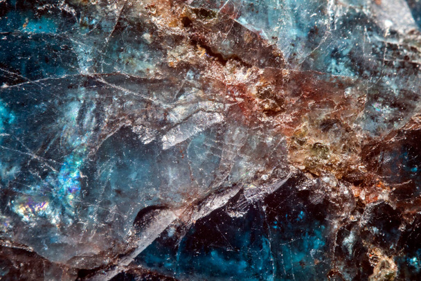 Un primer plano de piedra de cristal semipreciosa con bordes espirituales dentados - Foto, Imagen