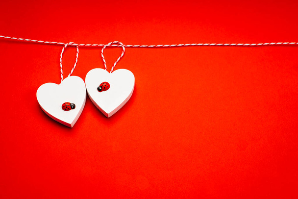 Kırmızı arka planda iki beyaz kalp. Sevgililer Günü temalı şablon, kartlar, davetiyeler, fotokopi alanı için romantik antet. Sevgililer günü konsepti. Aşk konsepti. - Fotoğraf, Görsel
