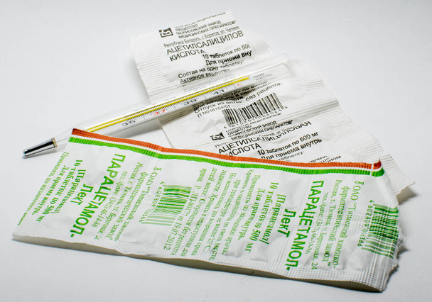 Thermometer, paracetamol and aspirin on white background - Φωτογραφία, εικόνα