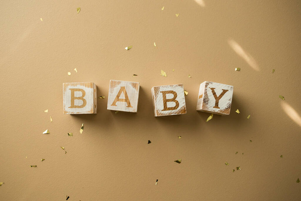 Blocos de bebê neutro de gênero em fundo de bronzeado - Foto, Imagem