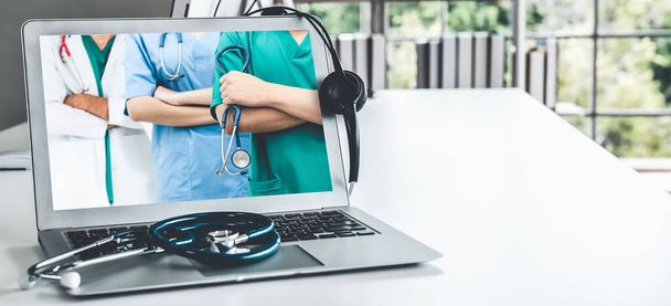 Telemedicine szolgáltatás online videohívás orvosnak, hogy aktívan csevegjen a beteggel - Fotó, kép