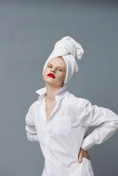 retrato de una mujer camisa blanca cosméticos con toalla en la cabeza aislado fondo - Foto, Imagen