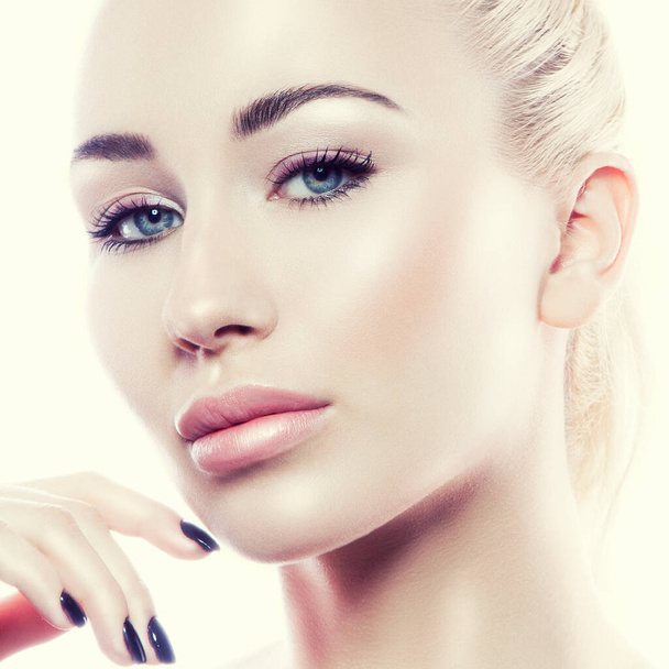 arc. női szépség portré egészséges bőr és színes ajkak meztelen make-up - Fotó, kép