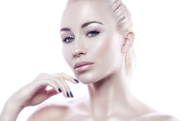 Πρόσωπο. γυναικείο πορτραίτο ομορφιάς με υγιές δέρμα και χρωματιστά χείλη γυμνό μακιγιάζ - Φωτογραφία, εικόνα